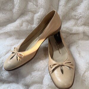 Pre-owned Ferragamo beige leather low-heel pumps in great condition. size 8